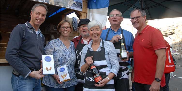 Trotz einer auf 400 Stück erhöhten Angebotsmenge an Austern waren die Spezialitäten am Stand des Pleurtuit-Freundeskreises wieder schnell ausverkauft. Links im Bild Bürgermeister Michael Merz und die deutsche Freundeskreis-Vorsitzende Gerlinde Schüler-Rat. Fotos: KER