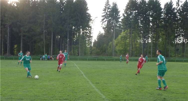 Trotz eines Spielers weniger gelang dem FCB ein wichtiger Sieg.privat