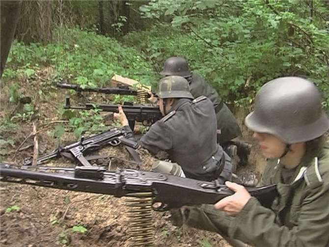 Trotz eines geringen Budgets haben die Filmemacher authentische Kostüme und Requisiten aufgetrieben.  Goethe 11-Studios