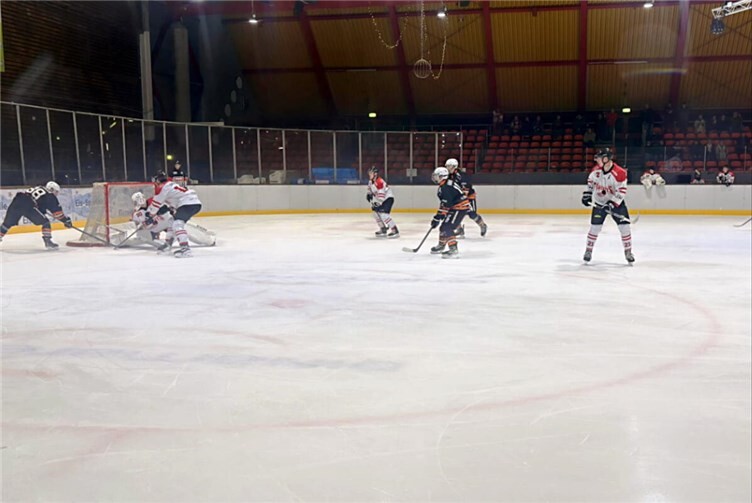 Trotz eines starken Beginns konnte sich die EG nicht gegen die Dinslakener Kobras behaupten. Foto:Marco Heymann