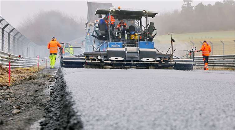 Trotz eines zwischenzeitlichen Wintereinbruchs konnten die Arbeiten an der legendären Nordschleife rechtzeitig fertiggestellt werden. Copyright: Nürburgring