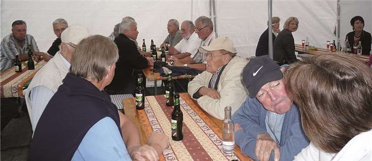 Trotz eingetrübten Wetters entwickelte sich in den Partyzelten ein sehr unterhaltsamer und stimmungsvoller Nachmittag.Privat