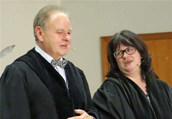 Trotz einiger Blessuren ist die Liebe zwischen Staatsanwältin Dr. Helma Weihmut (Ilona Fuhrmann) und Verteidiger Dr. Heinrich Strelitzki (Jürgen Jakob) ungebrochen.