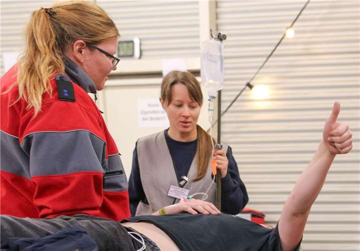 Trotz einiger Blessuren symbolisiert dieser Ringrocker seinen Dank für das Engagement und die Hilfe der Rotkreuzler ganz eindeutig.