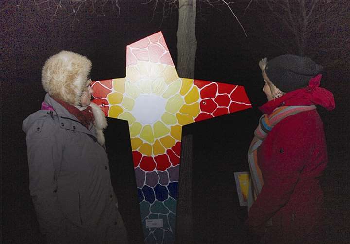 Trotz eisiger Kälte verharrten die Teilnehmer bei Kerzenlicht an jeder der insgesamt 15 Stationen, wie hier an dem vom Stadtrat gestalteten Kreuz.