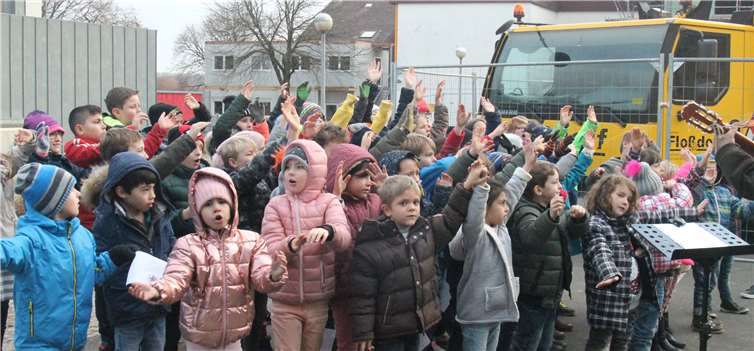 Trotz eisiger Temperaturen beim Richtfest wärmten die Waldschüler mit ihrem fröhlichen Gesang die Herzen der Zuhörer. Foto: Verbandsgemeinde Montabaur