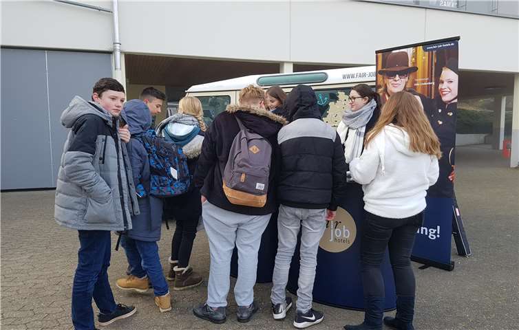 Trotz eisiger Temperaturen nutzten viele interessierte Schülerinnen und Schüler der Klassenstufen 9 und 10 die Gelegenheit, sich während des Vormittags in Kleingruppen intensiv zu informieren.Foto: privat