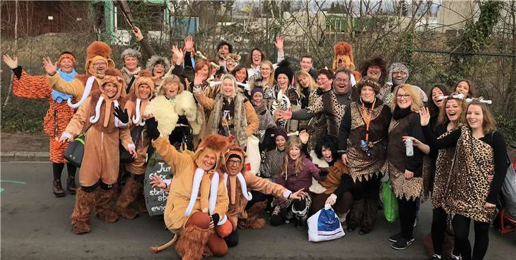 Trotz freier Kostümwahl bot die Fußgruppe des Jungen Chores ein stimmiges Bild.privat