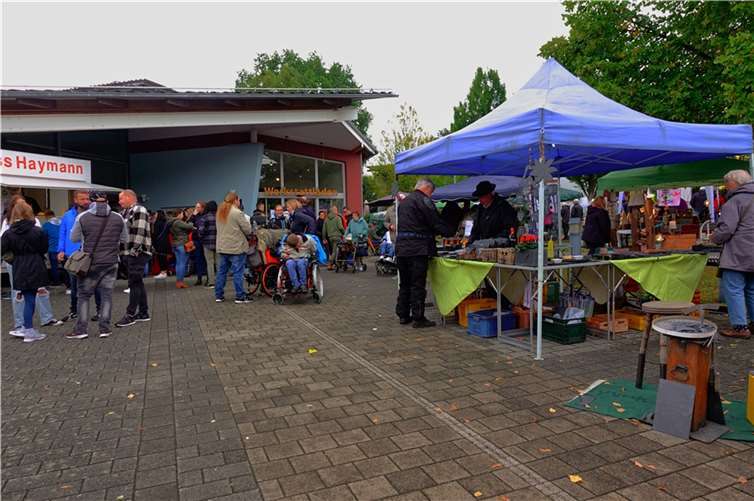 Trotz gelegentlichen Regenschauern war der Markt gutbesucht. Fotos: MBE
