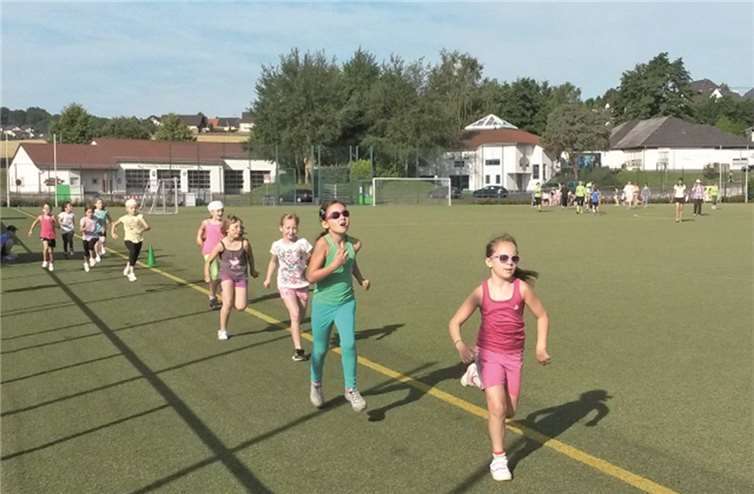 Trotz hochsommerlicher Temperaturen gaben die Grundschüler ihr Bestes. privat