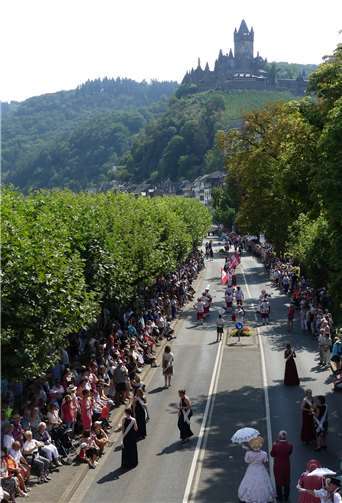 Trotz hochsommerlicher Temperaturen verfolgten viele Hundert Zuschauer einen tollen Cochemer Weinfestumzug.