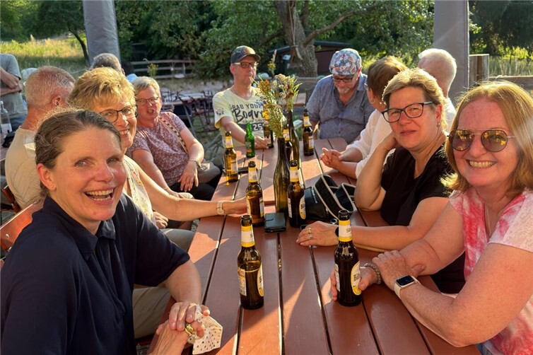 Trotz hohen Temperaturen - die Wiedersehensfreude war riesengroß beim Pius-Jugendrevival in Kathinkas Weingarten.