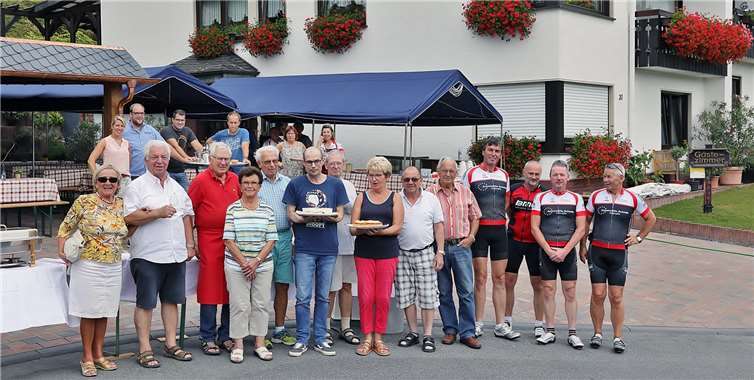 Fest am renovierten Brunnen Trotz hoher Temperaturen fanden sich zahlreiche Anwohner und Gäste zu einem geselligen Miteinander ein. Werner Dreschers