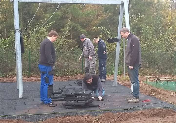 Trotz kalter Temperaturen ließen sich die freiwilligen Helfer nicht abhalten, zusammen das neue Spielplatzgelände des Kindergartens her zu richten.Foto:privat