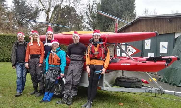 Trotz nass-kalten Wetters wurden die Kanus aufgeladen, um zur Winter-Weihnachtsfahrt des Kanuverbandes Rheinland aufzubrechen.  privat