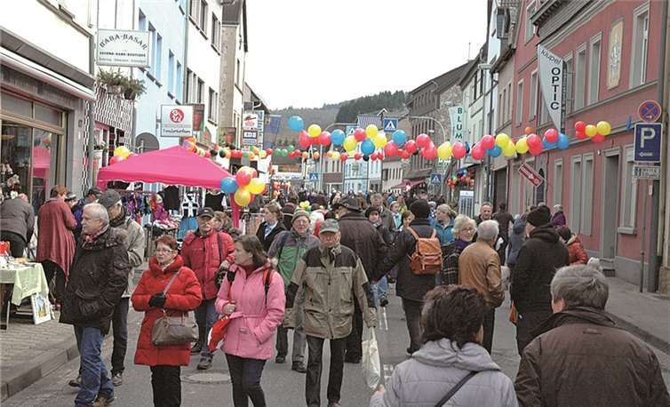 Trotz niedriger Temperaturen lockte der Frühlingsmarkt zahlreiche Besucher in die Johanniterstadt. UM