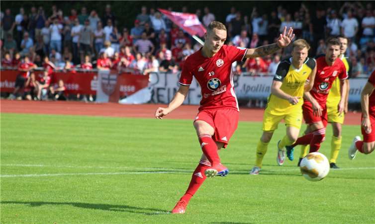 Trotz perfekter Schusshaltung scheiterte Paul Gemein per Foulelfmeter an Dudenhofen-Torwart Marcel Johann.