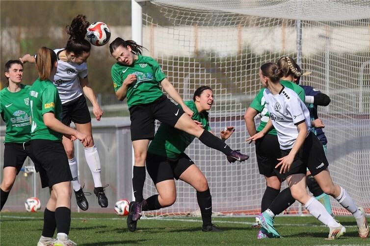 Trotz personeller Engpässe zeigten sich die Einheimischen von Beginn an als klar spielbestimmende Mannschaft.