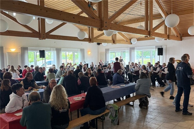 Trotz regnerischen Wetters herrschte beim Musikfest in Marienrachdorf beste Stimmung.