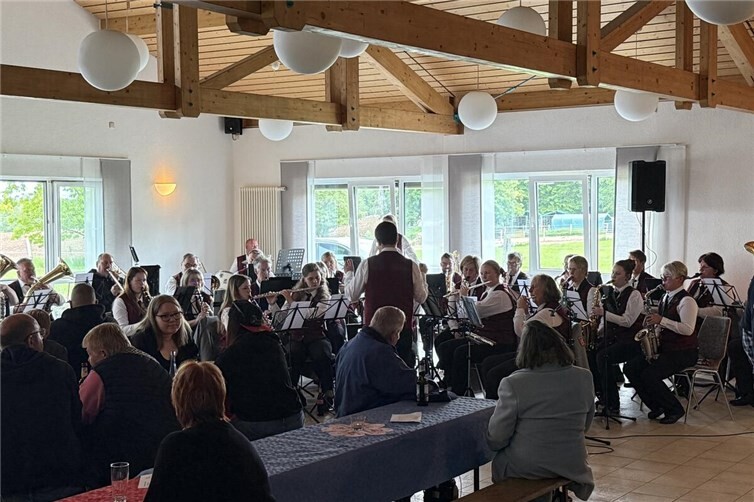 Trotz regnerischen Wetters herrschte beim Musikfest in Marienrachdorf beste Stimmung.
