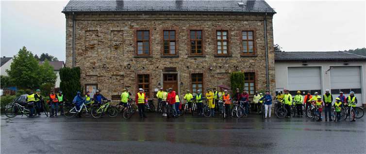 Trotz schlechten Wetters kamen über 50 Radfahrer zur Befahrung der Initiative „Radweg jetzt“. Fotos: privat