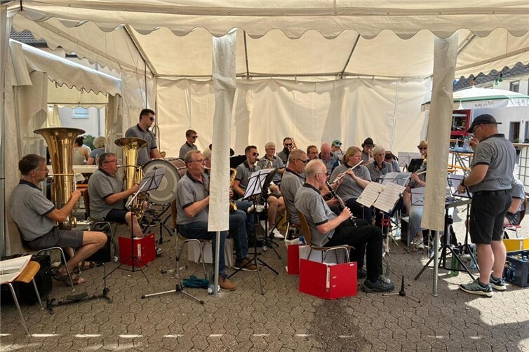 Trotz schweißtreibender Temperaturen hat die Stadtkapelle  beim Fest ihrer Freunde von der Freiwilligen Feuerwehr Dreckenach für beste Stimmung gesorgt.