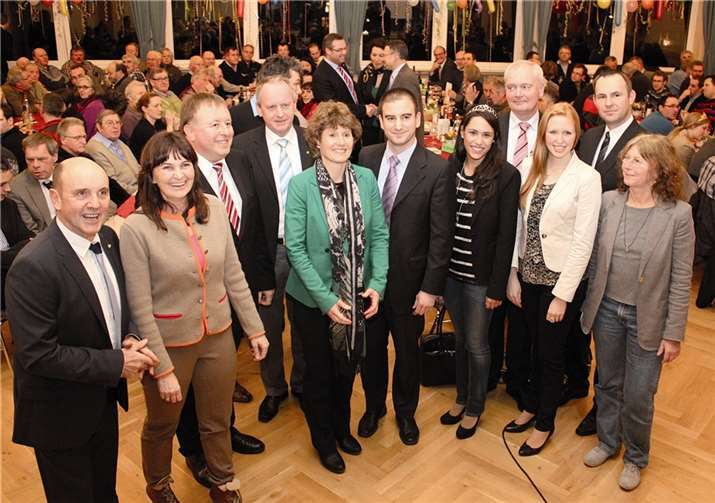 Trotz schwieriger Themen herrschte gute Laune unter den Ausrichtern und Rednern des Ahr-Rotweintags in Dernau. In der Bildmitte mit grünem Jackett: Wirtschaftsministerin Eveline Lemke. -BÜN-