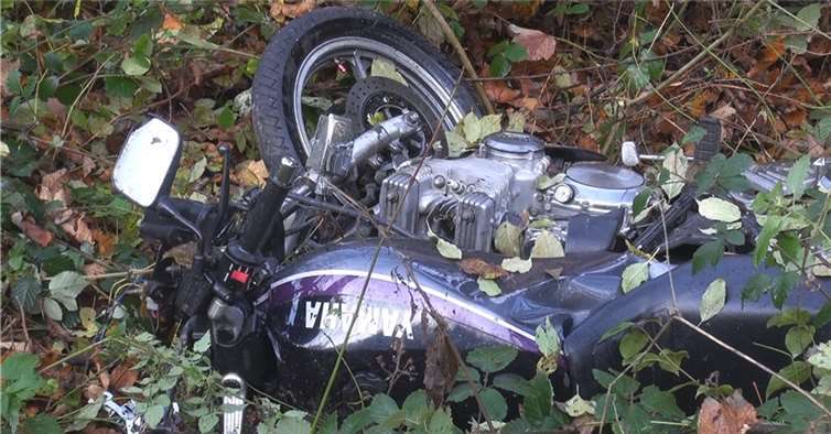 Trotz sofortiger Reanimationsmaßnahmen verstarb der 49-jährige Motorradfahrer noch an der Unfallstelle.