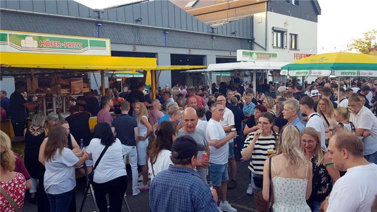 Die Grundschule wurde schnell gelöscht Trotz sommerlicher Hitze war die Partymeile am Stierweg mit Gästen übersäht.