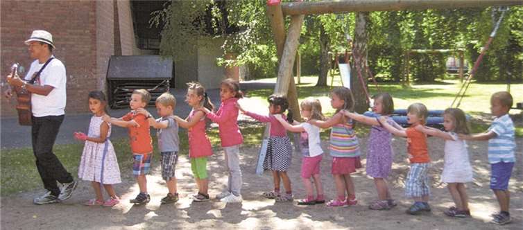 Trotz sprachlicher Hürden gingen die Musiker offen auf die Kinder zu.privat