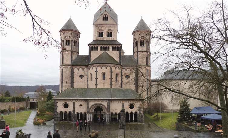 Trotz starkem Wind und Regen hatten die Laacher Münsterbläser sich auf den Mittelturm der Abtei begeben, um die Besucher des Adventmarktes von dort aus mit weihnachtlichen Melodien zu erfreuen.Fotos: FRE
