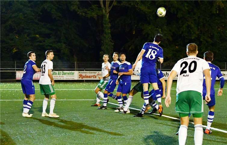 Trotz starker Bemühungen von beiden Mannschafteb - bis zum Schluss blieb es beim Unentschieden. Foto: RASCH