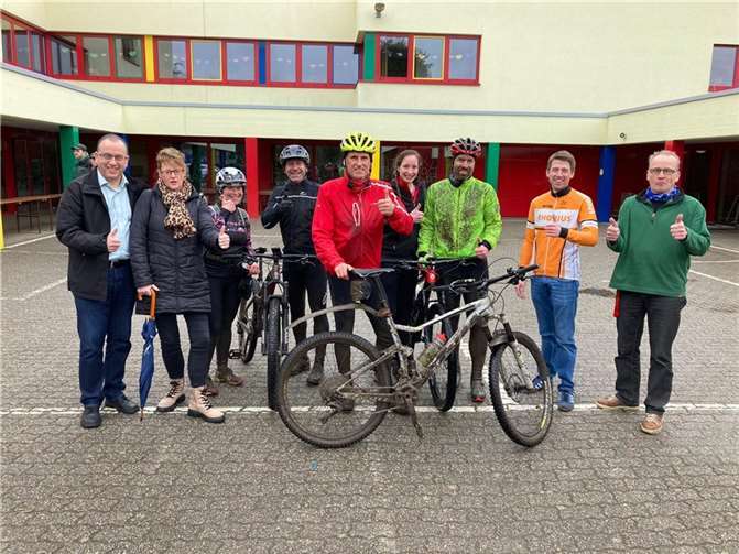 Trotz stetigen Regenfalls zeigten die meisten Mountainbiker am Ziel angekommen ein glückliches Lächeln im Gesicht, welches die Helfer der Veranstaltung dankend annahmen. Foto: privat