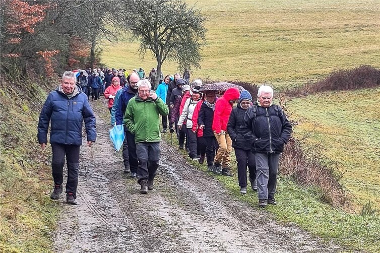 Trotz verhaltener Wetterbedingungen war der diesjährige Verbandsgemeinde-Wandertag mit rund 80 Teilnehmenden gut besucht.Foto: Judith Meise