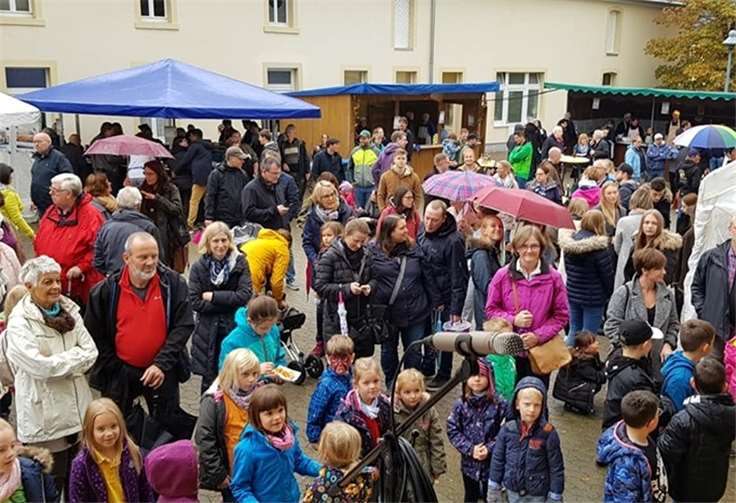 Trotz verregnetem Herbstwetter ließen sich hunderte Gäste „Alles Tolle aus der Knolle“ nicht entgehen.Foto: privat