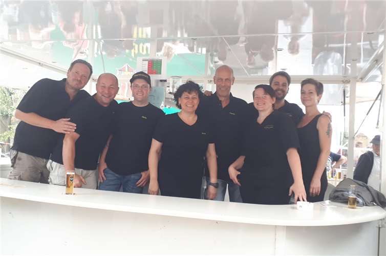 Trotz viel Arbeit kam der Spaß beim Theken-Dienst nicht zu kurz. Foto: privat