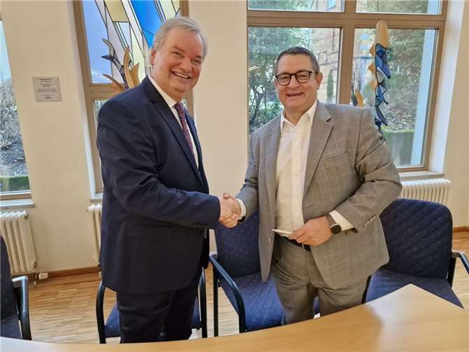 Bad Honnef AG bis 2044 für Gas- und Wasserinfrastruktur verantwortlich Trotz vieler Unterschriften wurde das Werk auch per Händedruck zwischen Verbandsgemeindebürgermeister Karsten Fehr und BHAG – Vorstand Kersten Kerl (v.l.) besiegelt.