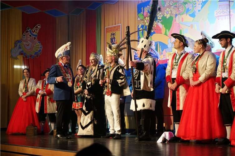 Trotz vollem Terminkalender ließ sich das Groß-Bendorfer Dreigestirn nicht nehmen, einen Augenblick gemeinsam mit den Gästen und den Aktiven der Bendorfer Narrenzunft zu feiern.