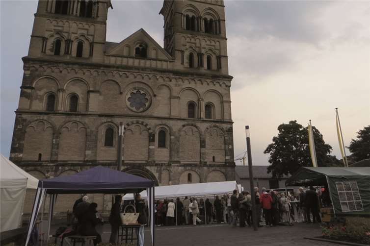 Trotz widriger Wetterbedingungen hatten sich zahlreiche Andernacher rund um ihren „Dom“ eingefunden, um das Domplatz- und Patronatsfest zu feiern.MKA