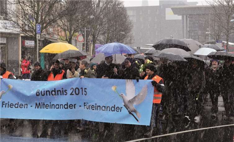 Trotz widriger Wetterumstände erschienen die Demonstranten zahlreich.