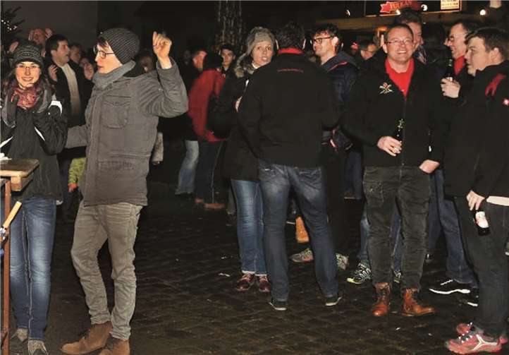 Trotz winterlicher Temperaturen fühlten die Kunden der Mendiger Werbegemeinschaft sich beim Christmas Rock rundum wohl. Fotos: FRE