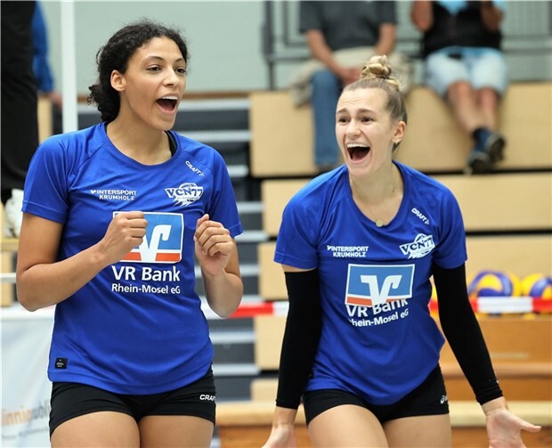 Trotz zweier Niederlagen gab es für Neuwieds Spielerinnen (Hale Watson und Isabelle Marciniak) genug Gelegenheit zur Freude. Nach 3 Wochen Training geriet man in den ersten Partien nicht unter die Räder.