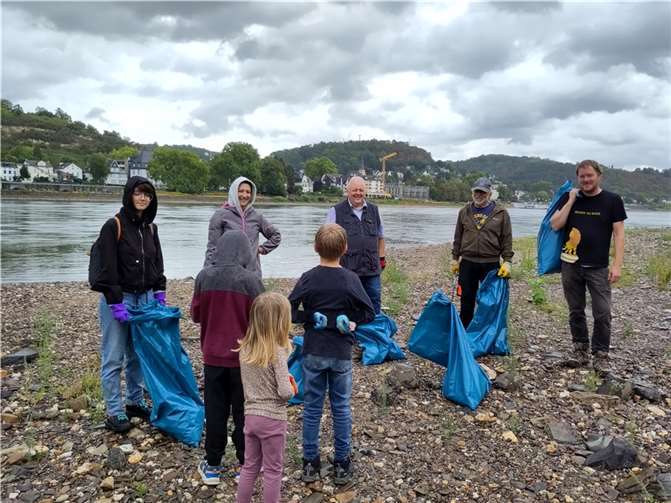 Trotz zwischenzeitlichem Nieselregen waren die großen und kleinen Müllsammlerinnen und Müllsammler beim RhineCleanUp im Kripp mit guter Laune unterwegs.  Foto: Stefani Jürries
