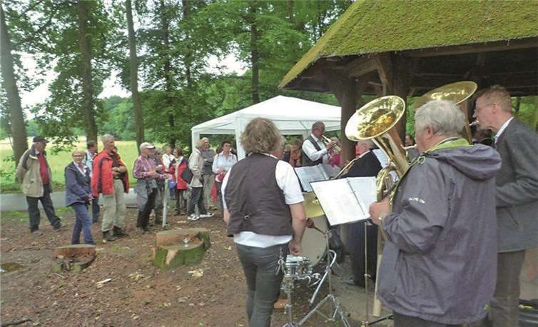 Trotzten dem Regen: Berkumer Dorfmusikanten am Wachtberg.
