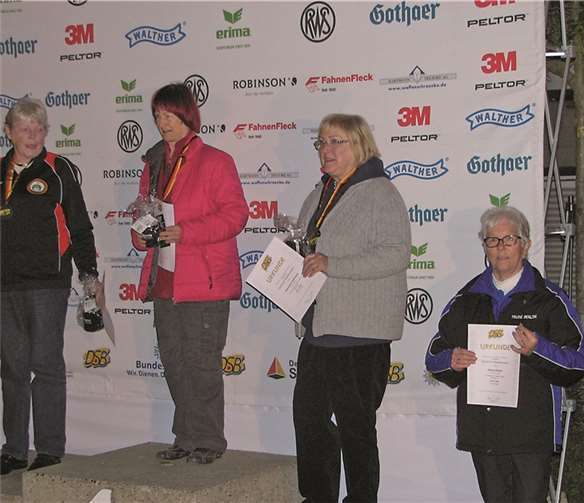 Trude Berlin (r.) erreichte bei den Deutschen Meisterschaften im Auflage-Schießen in Hannover den vierten Platz. Siegerin wurde die Münchenerin Christa Müller-Kranz. privat