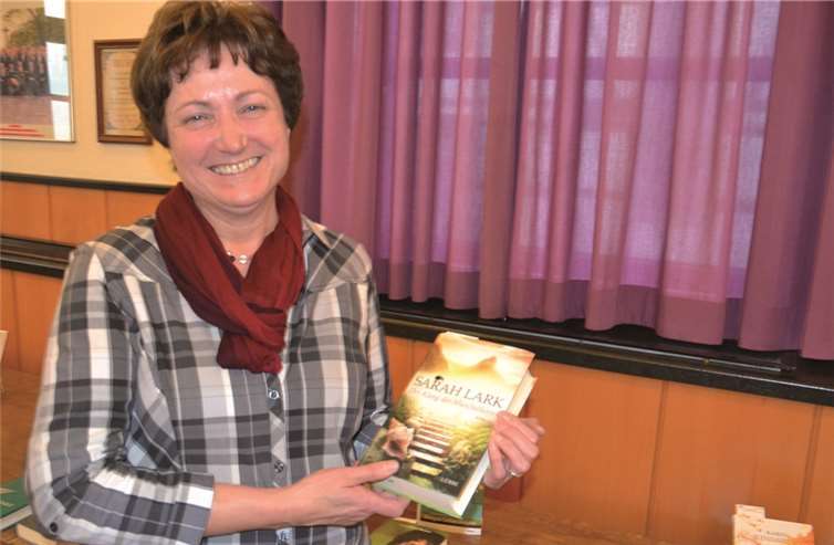 Trude Beyel mit einem ihrer Lieblingsromane. -RFW-
