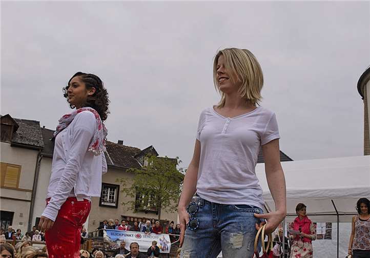 Trübes Wetter, strahlenden Gesichter: Die Models trumpften bei der Modenschau mit Professionalität auf.