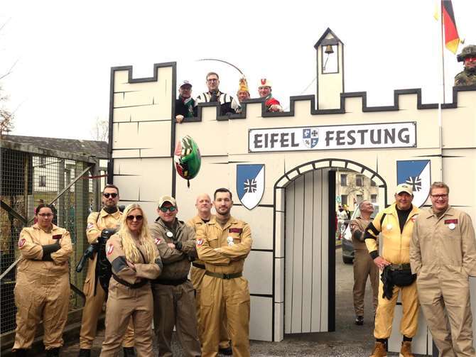 Trügerische Ruhe vor dem Sturm. Besatzer und Sicherheitsdienst sind noch guter D...