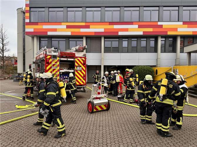 Trupps zur Brandbekämpfung in Bereitstellung vor dem Gymnasium.  Fotos: Freiwillige Feuerwehr Königswinter
