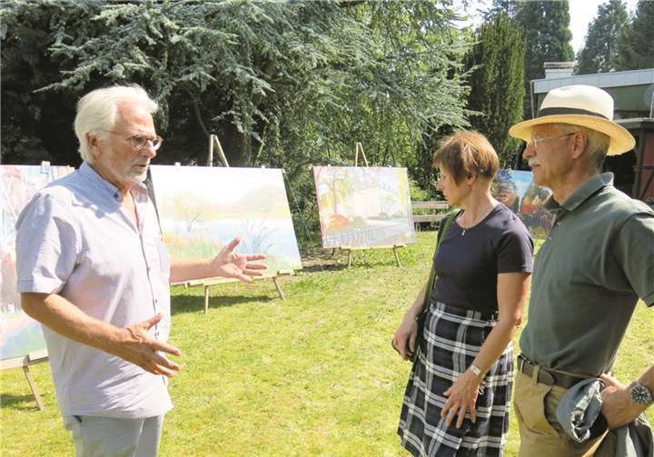 Trutz Ludwig mit Gästen im Gespräch über seine großformatigen Bilder, die er im Garten aufgestellt hatte. Gemeinde Wachtberg